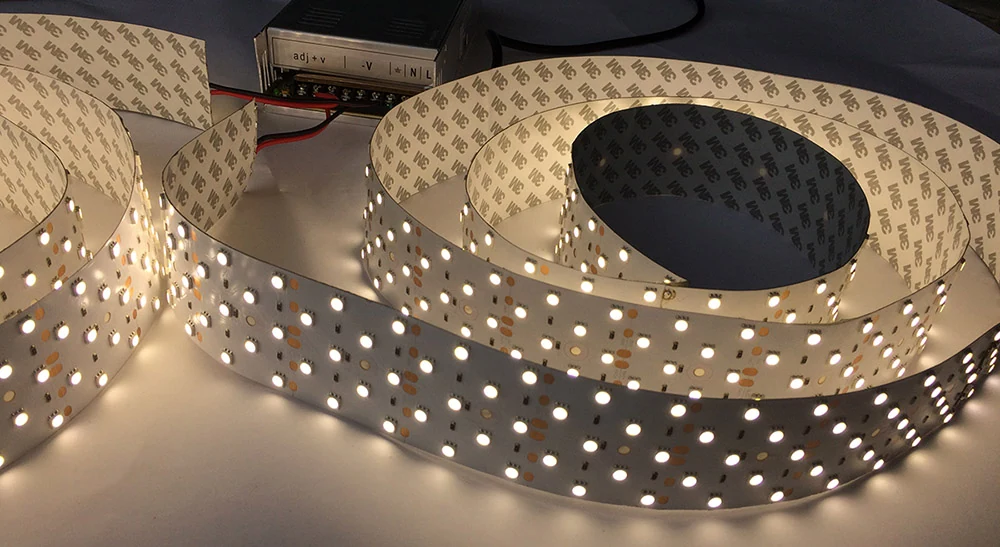 Schema von Profil, Diffusor und Anschlussfreiraum eines LED-Streifens