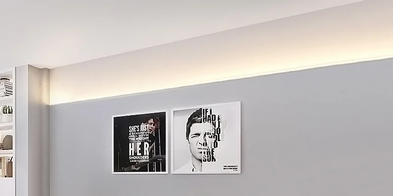 Progetto di riferimento per illuminazione a parete con linee LED dirette e indirette sovrapposte